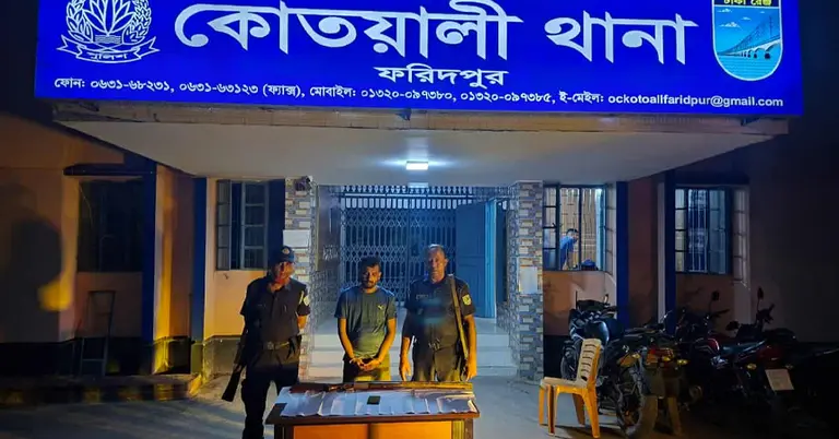 ফরিদপুরে অস্ত্রসহ স্বেচ্ছাসেবক দলের নেতা আটক